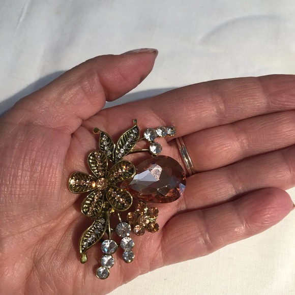 Vintage Style Retro Floral Brooch Pin Peach Clear Rhinestones - Picture 6 of 7